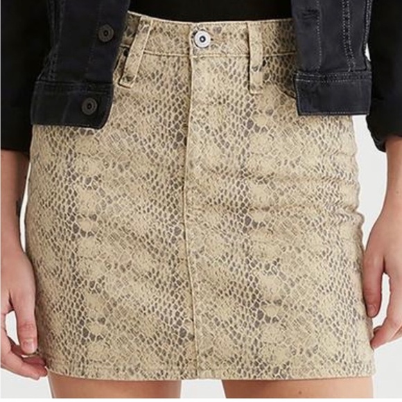 AG Jeans The Vera Snakeskin Mini NWT
Skirt Size 25 - Picture 2 of 9